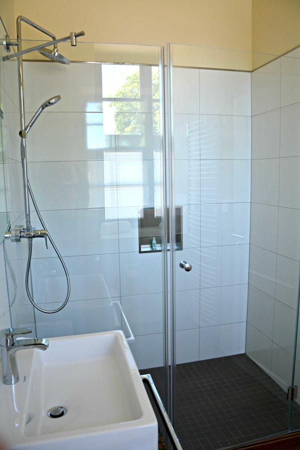 Standard Double Room Shower,1363677704:JPEG